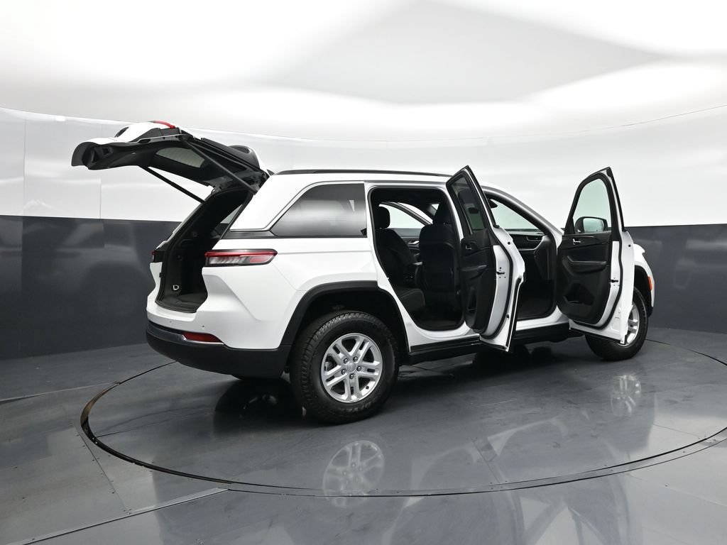 Used 2025 Jeep Grand Cherokee Laredo w/ Luxury Tech Group I AWD/4WD image 6