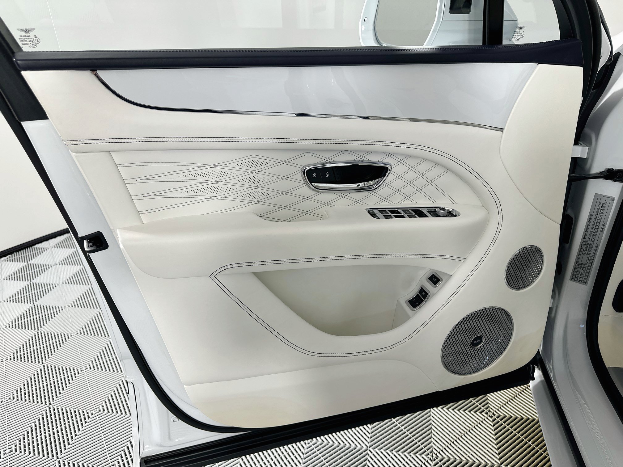 Certified 2023 Bentley Bentayga Extended Wheelbase AWD/4WD image 17