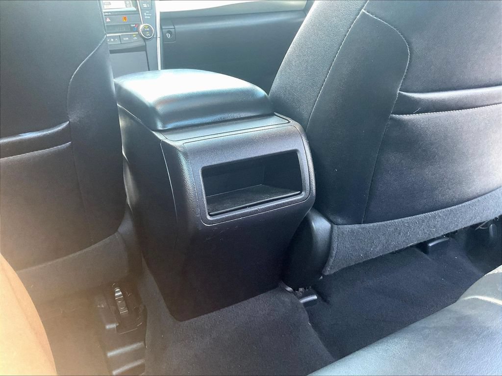 Used 2017 Toyota Camry SE w/ Moonroof Package FWD image 10