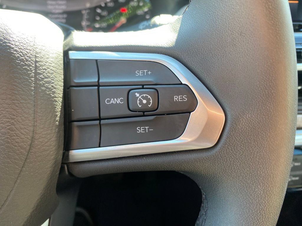 Used 2025 Jeep Compass Latitude w/ Sun & Sound Group AWD/4WD image 23