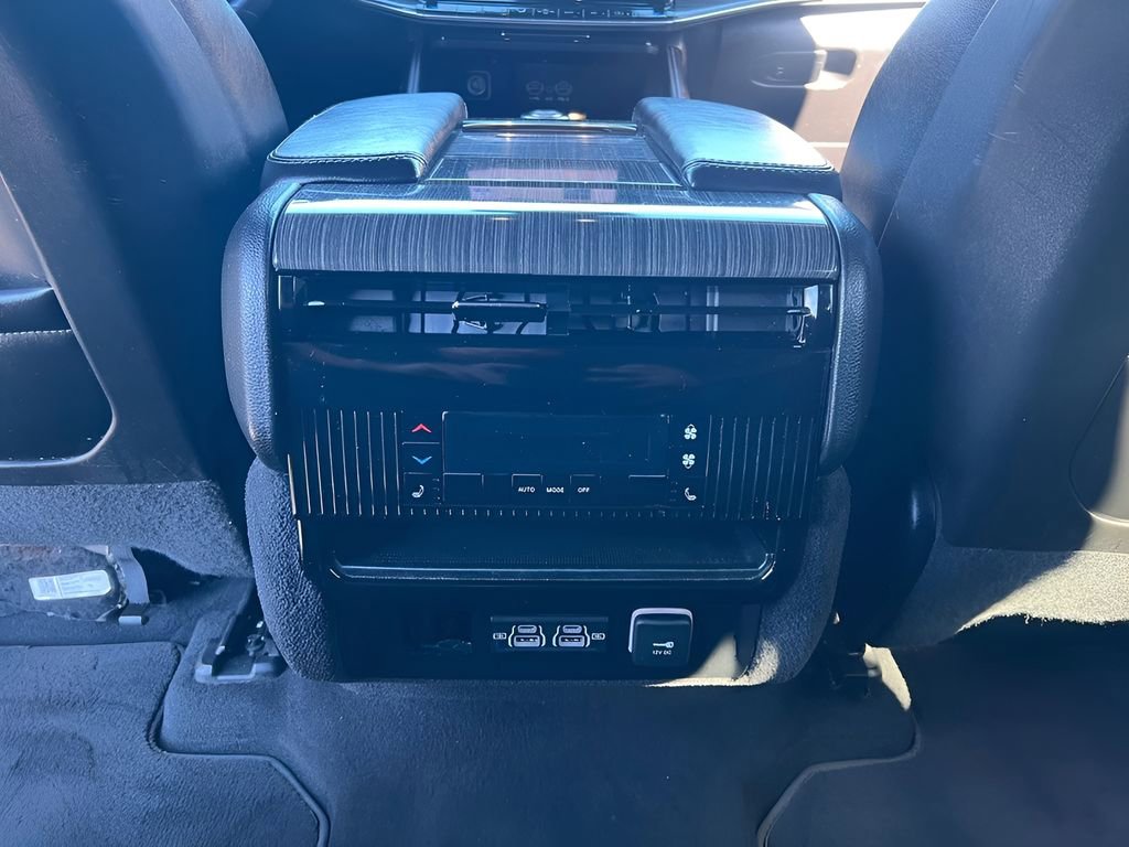 Used 2022 Jeep Wagoneer Series III AWD/4WD image 31