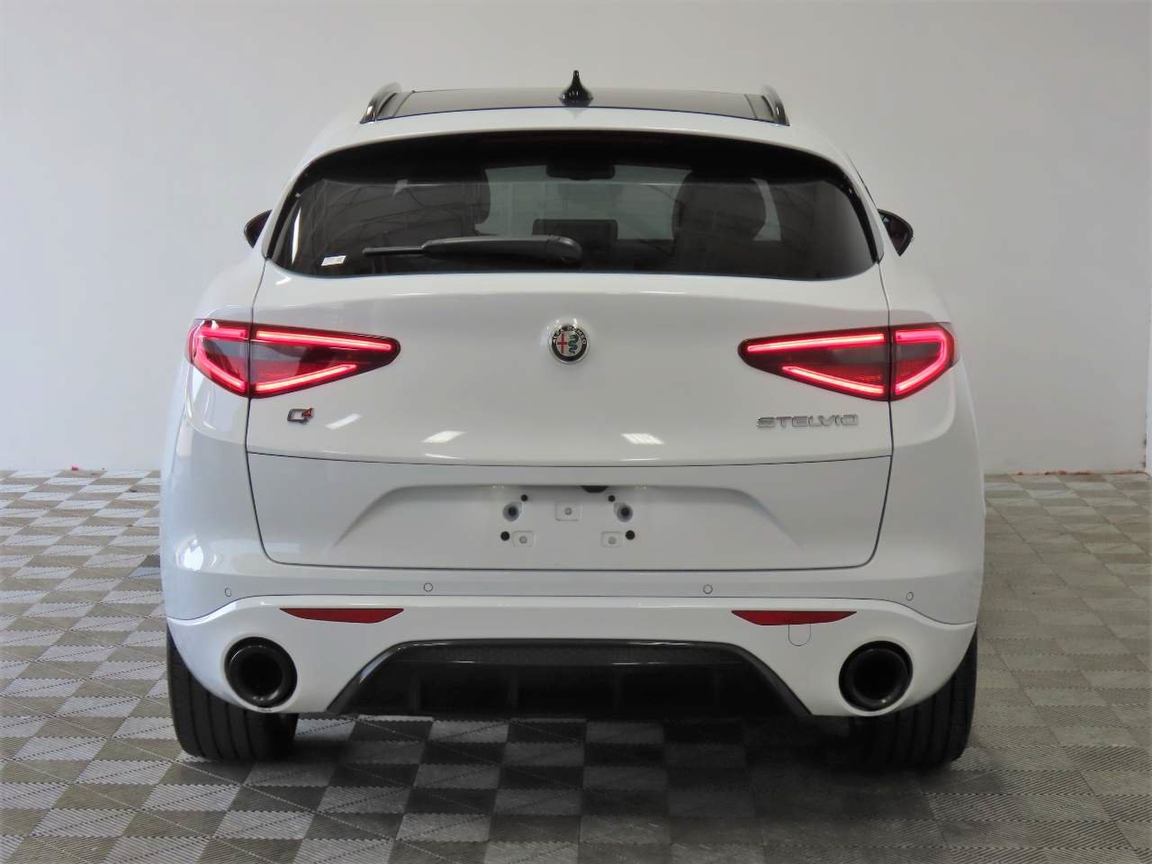 Used 2023 Alfa Romeo Stelvio Veloce AWD/4WD image 4