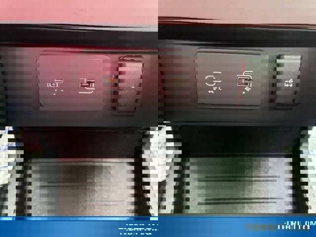 Used 2024 Land Rover Defender 110 SE image 35