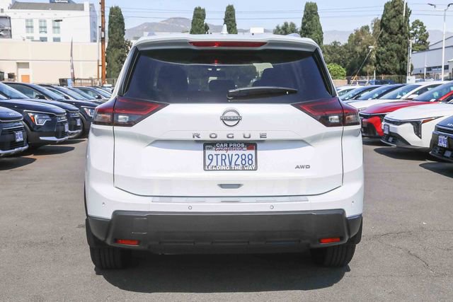 Used 2025 Nissan Rogue SV w/ SV Premium Package image 9