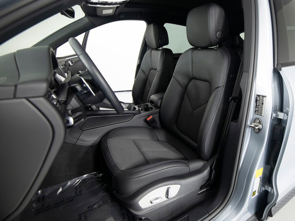 Certified 2025 Porsche Macan image 5