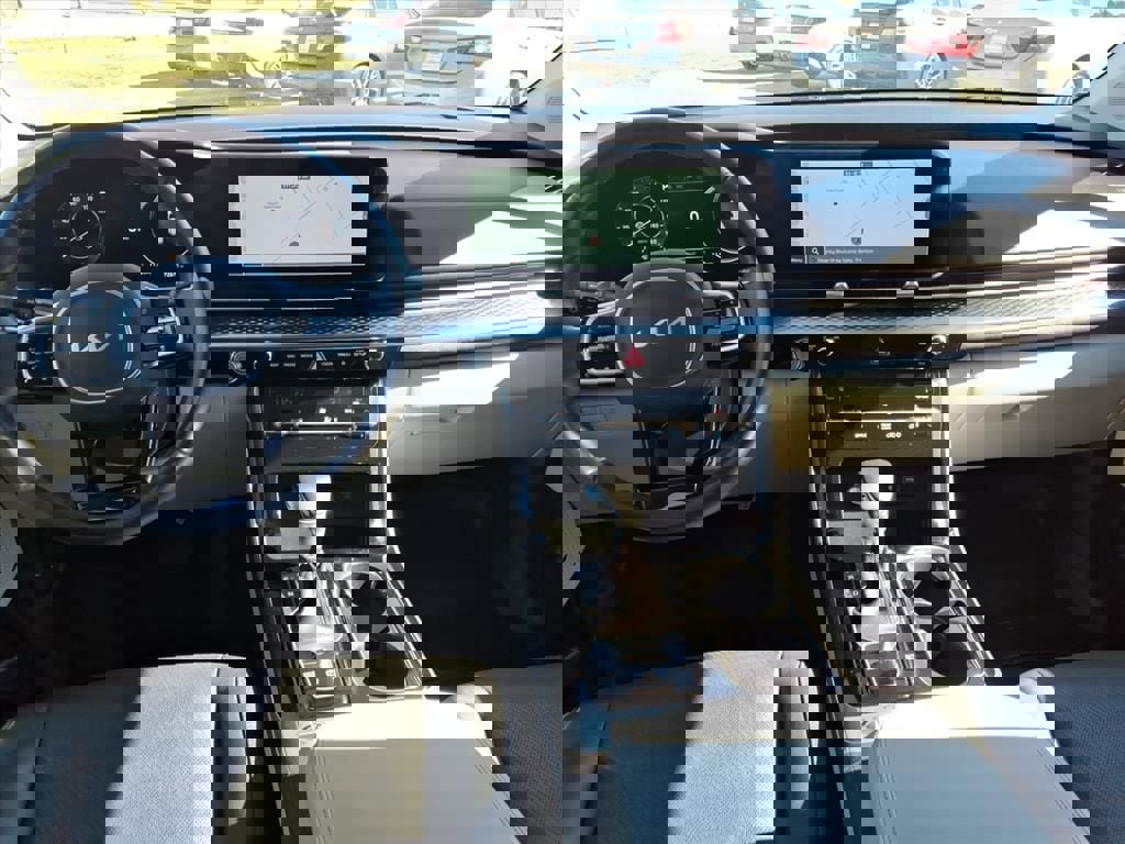 Used 2023 Kia Carnival SX Prestige image 11