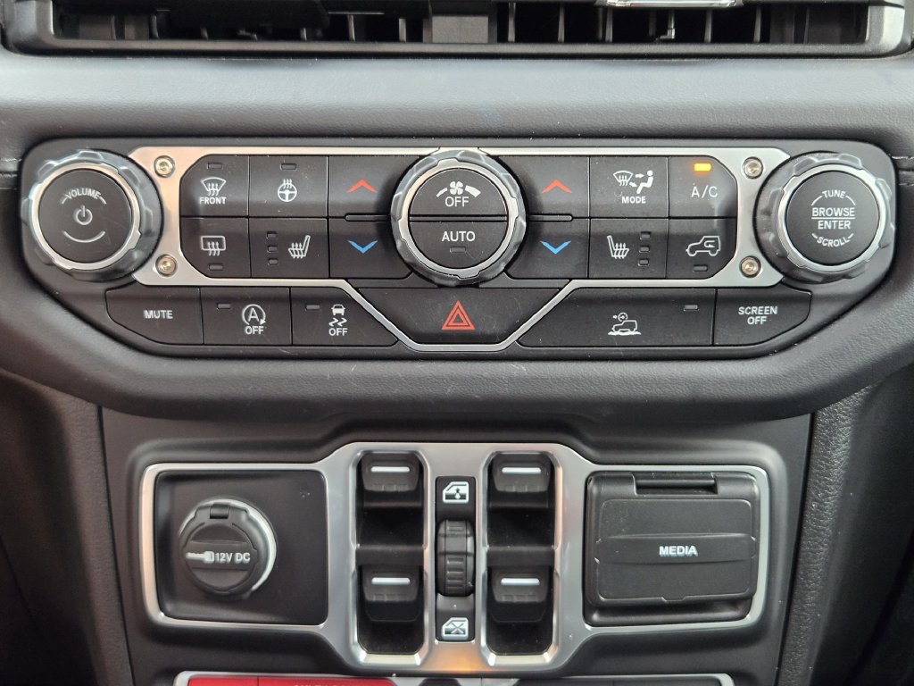 Used 2025 Jeep Gladiator Mojave w/ Convenience Group AWD/4WD image 19