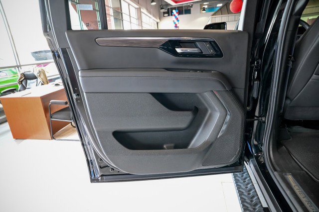 Used 2025 Chevrolet Suburban Z71 AWD/4WD image 21