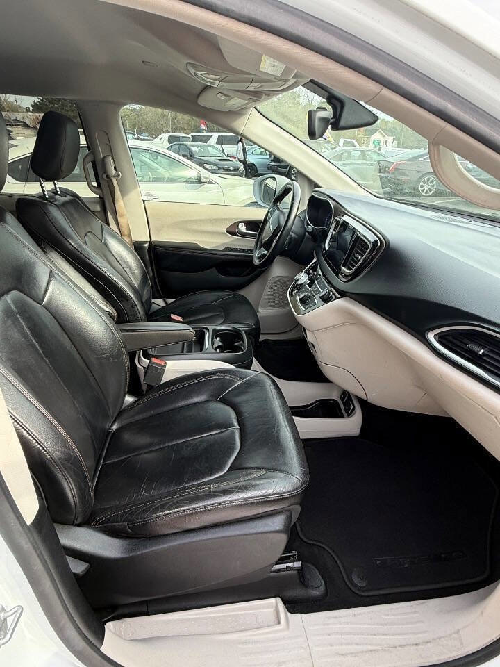 Used 2017 Chrysler Pacifica Touring-L image 14