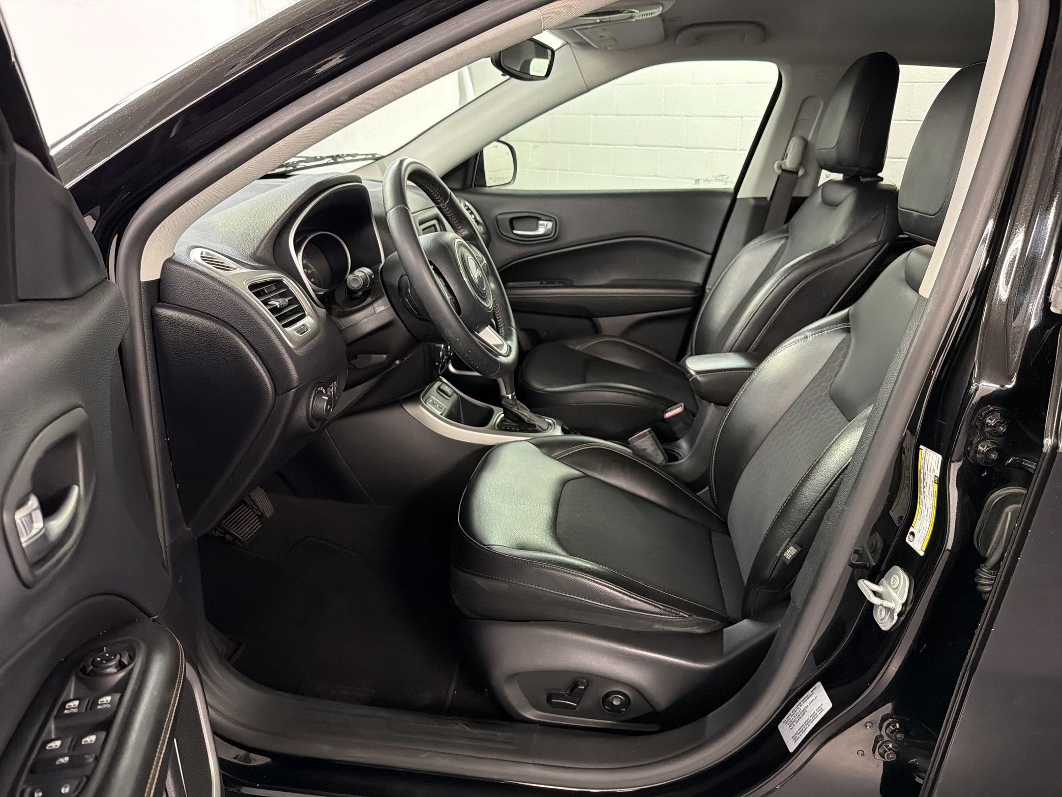 Used 2017 Jeep Compass Latitude w/ Safe & Security Group FWD image 5