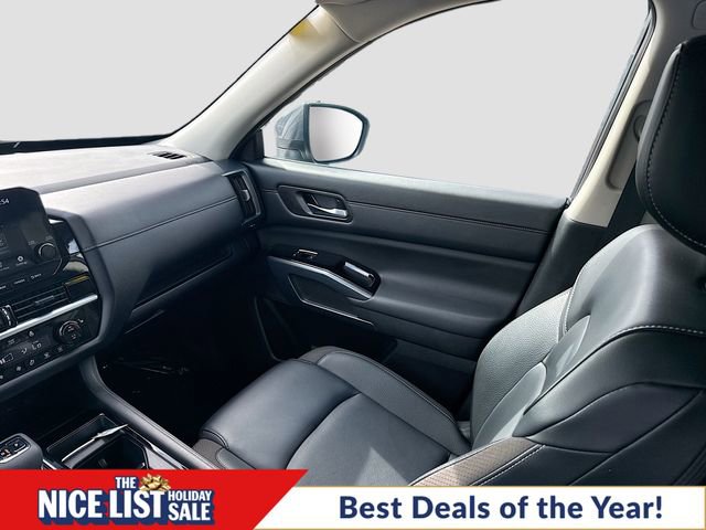Used 2024 Nissan Pathfinder SL w/ Black Appearance Package image 23