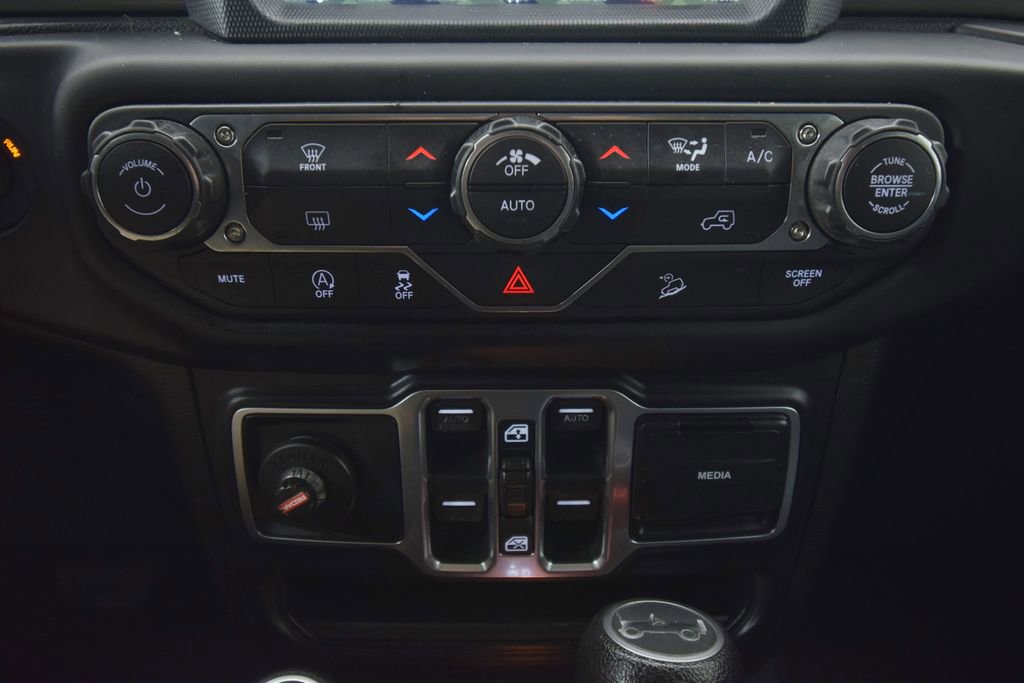 Used 2018 Jeep Wrangler Unlimited Sahara w/ Uconnect 4C Nav & Sound Group image 30