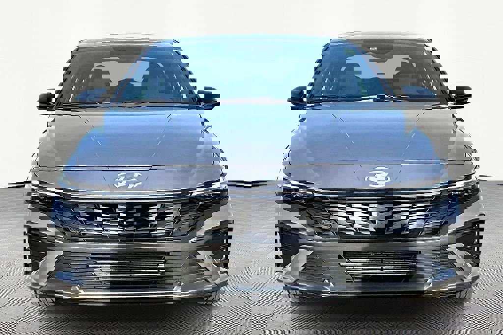 Used 2025 Hyundai Elantra Sport image 3