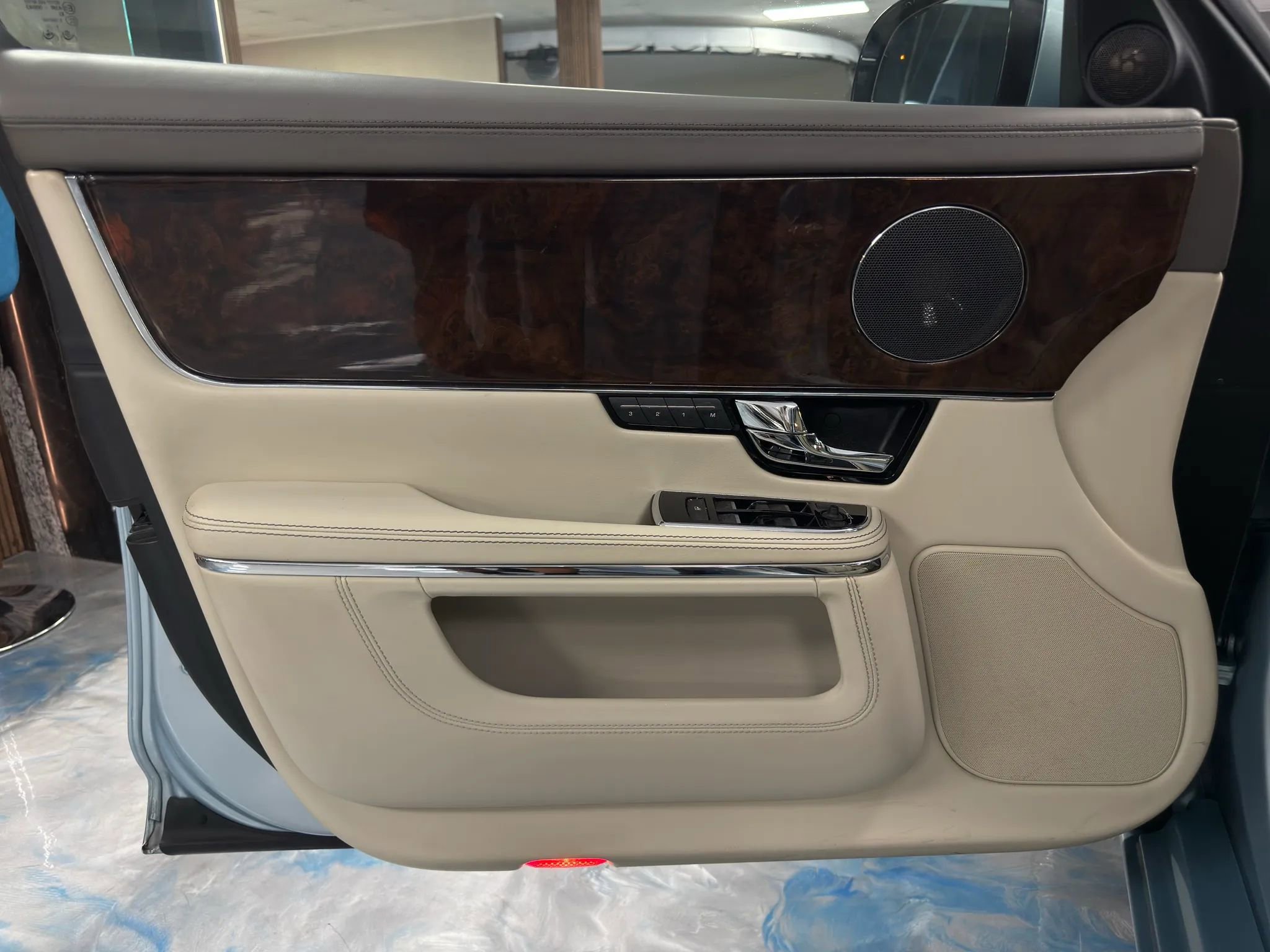 Used 2012 Jaguar XJ image 9