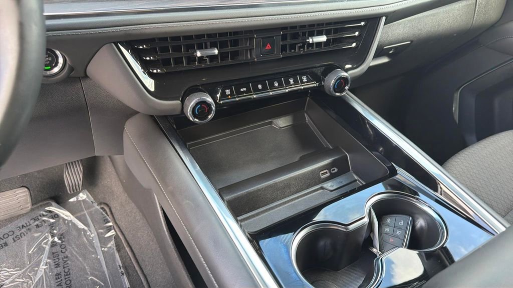 Used 2025 Chevrolet Suburban LS RWD image 23