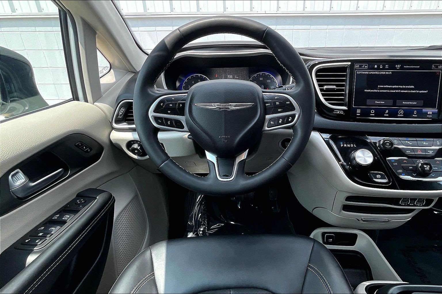 Used 2024 Chrysler Pacifica Touring-L FWD image 6