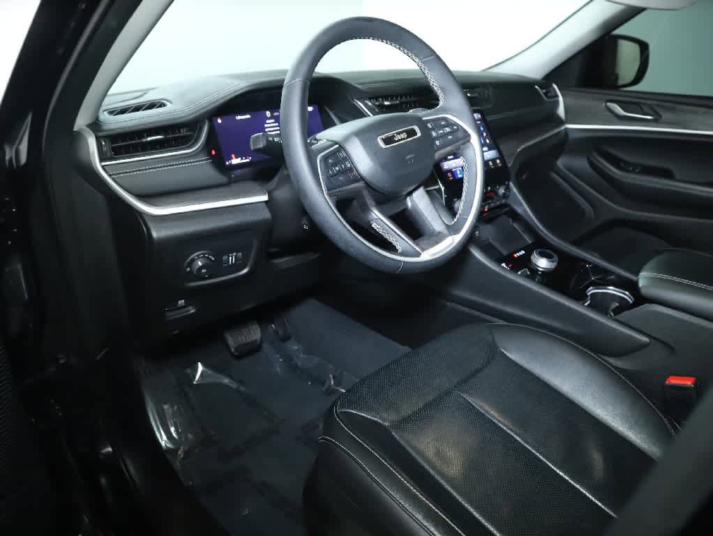 Used 2023 Jeep Grand Cherokee Limited w/ Luxury Tech Group II image 18