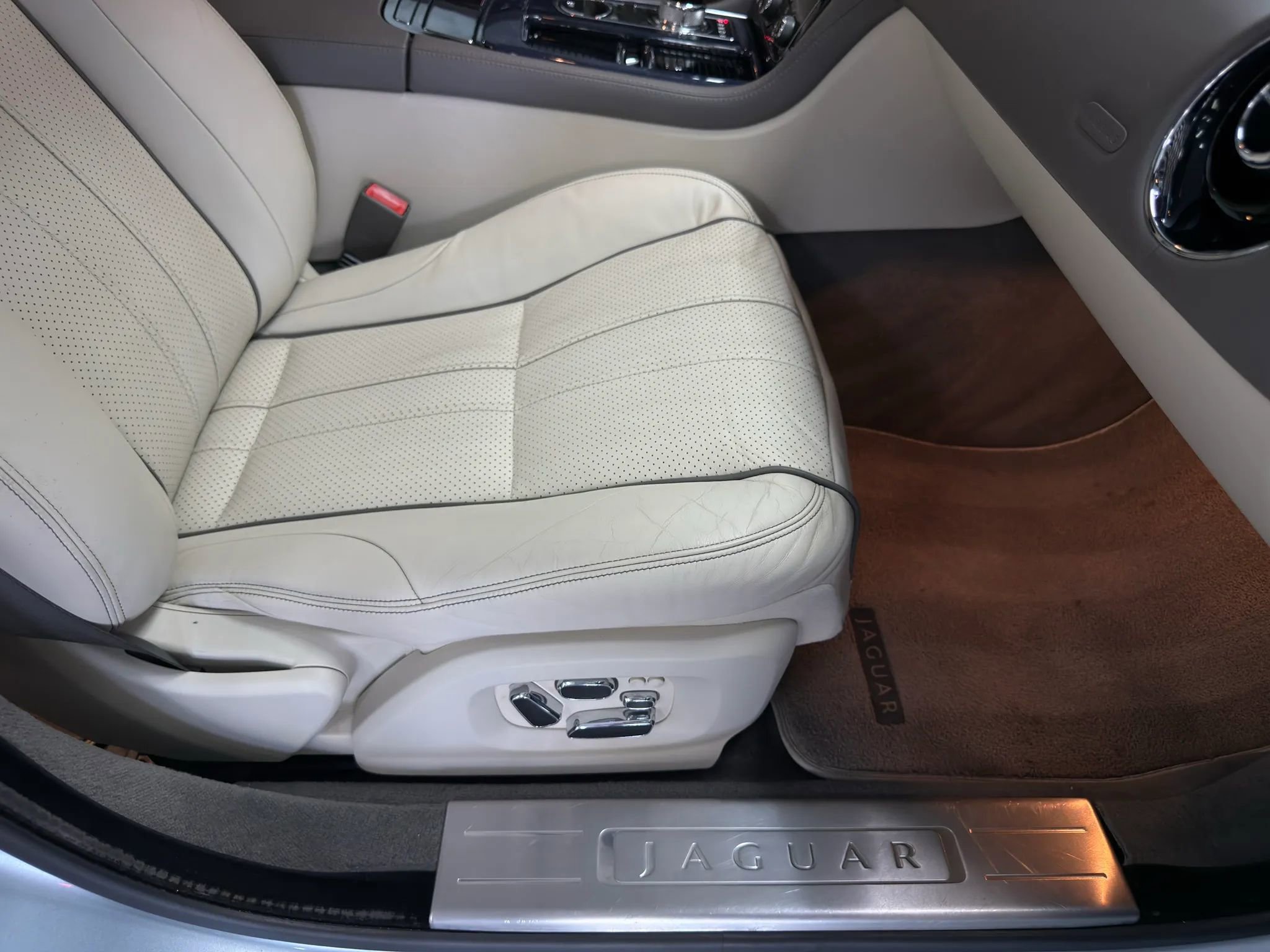 Used 2012 Jaguar XJ image 21