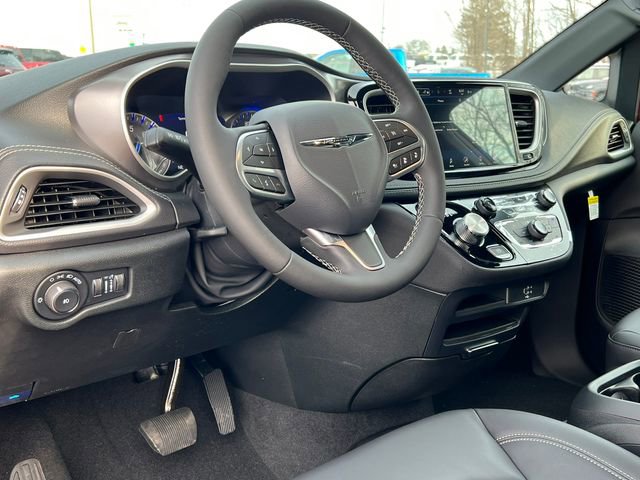 New 2026 Chrysler Pacifica Select image 16