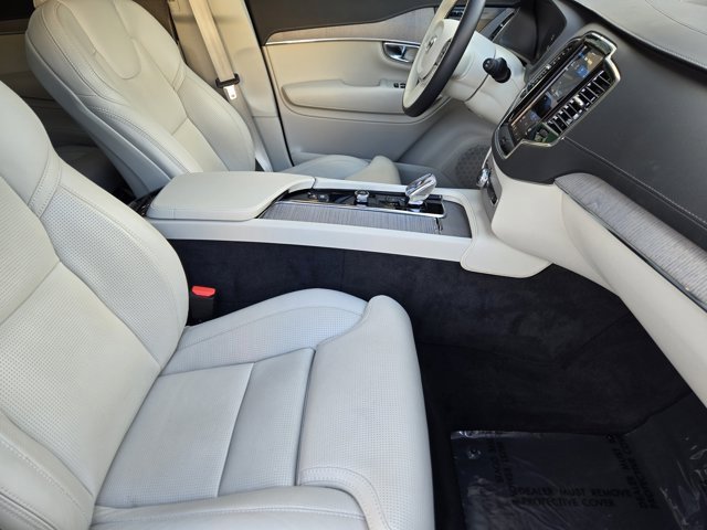 Used 2025 Volvo XC90 T8 Ultra w/ Protection Package Premier image 13
