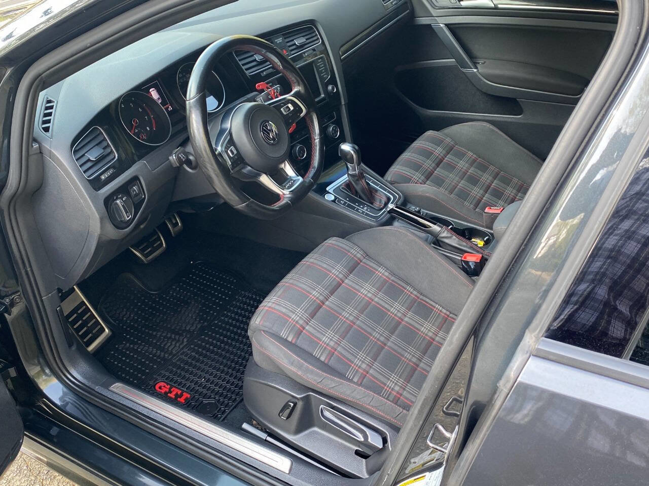 Used 2017 Volkswagen GTI Sport image 13