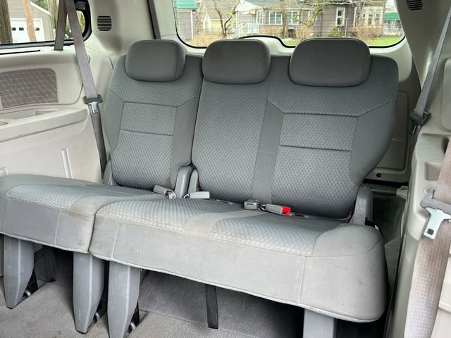 Used 2010 Chrysler Town & Country Touring w/ Safetytec Group image 6