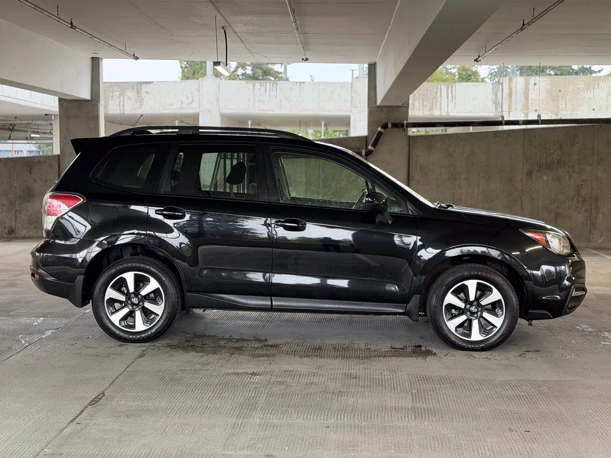 Used 2017 Subaru Forester 2.5i Premium w/ All-Weather Package AWD/4WD image 4