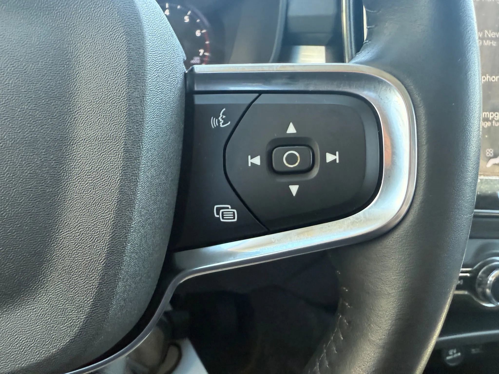 Used 2021 Volvo XC40 T4 Momentum image 22