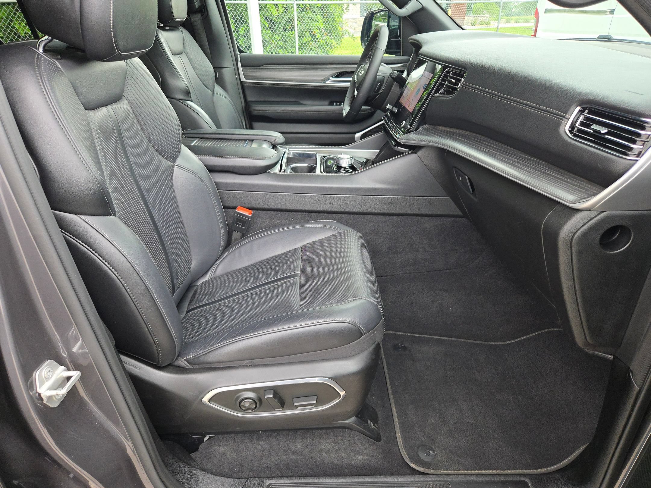 Used 2024 Jeep Wagoneer Series II w/ Flexible Seating Group AWD/4WD image 28