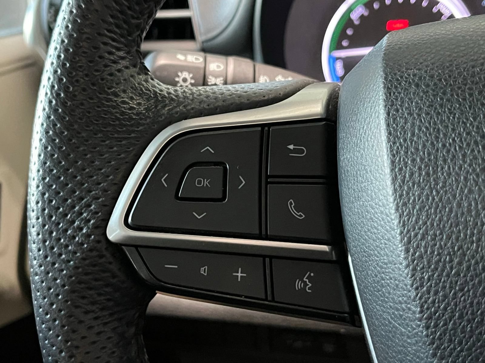 Used 2023 Toyota Sienna Limited FWD image 31