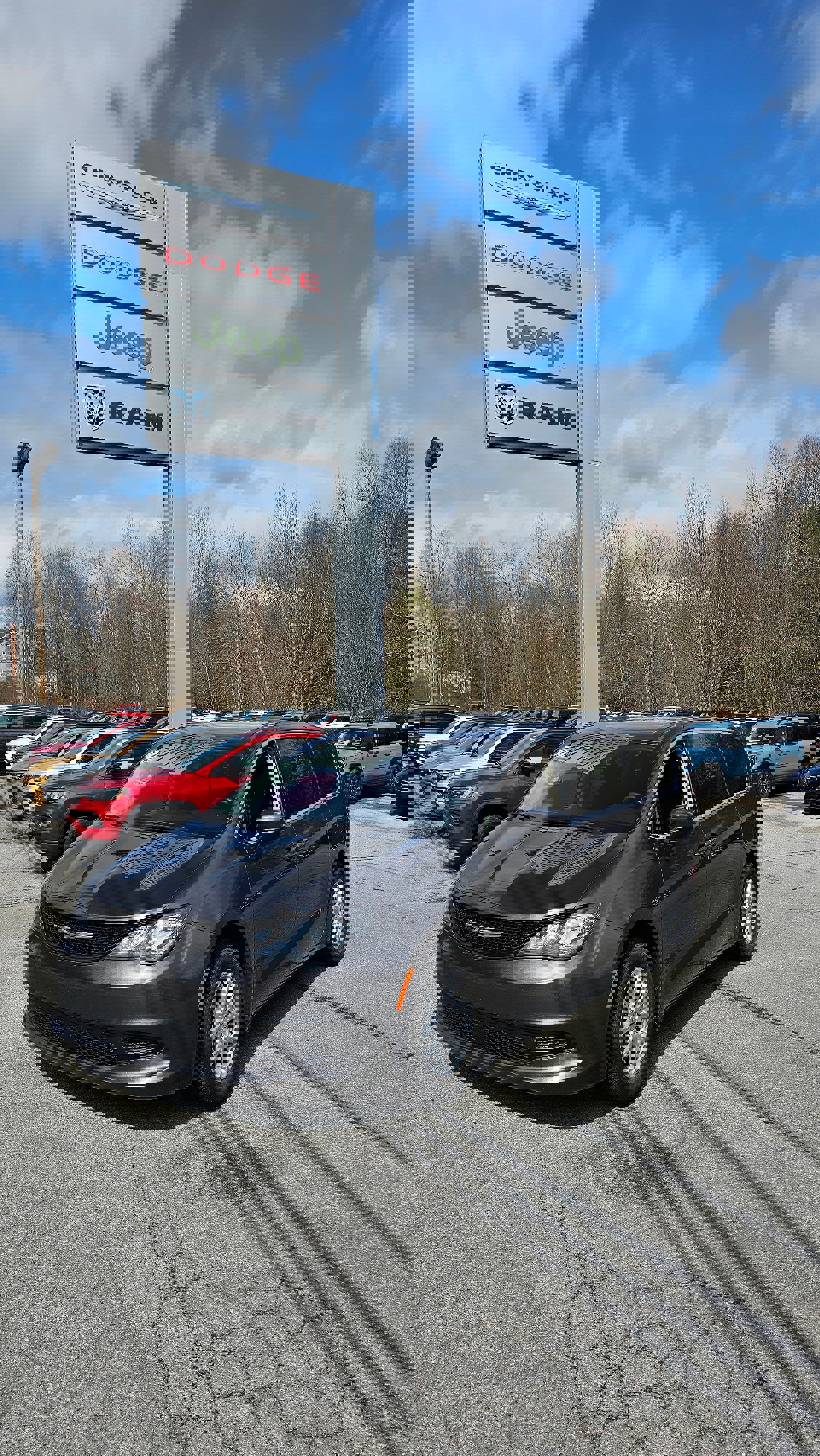 Used 2023 Chrysler Voyager LX image 2