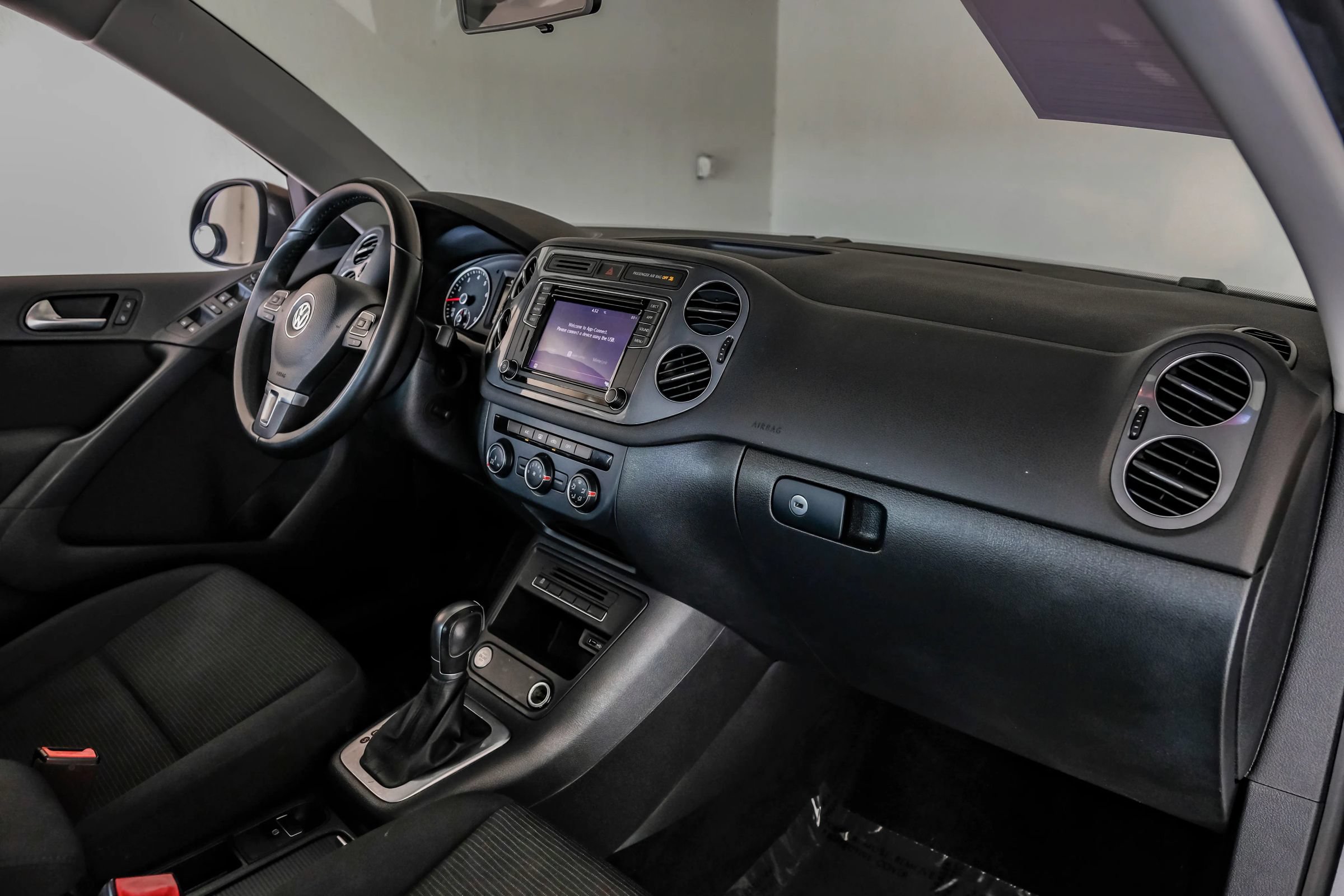 Used 2018 Volkswagen Tiguan Limited w/ Premium Package FWD image 13