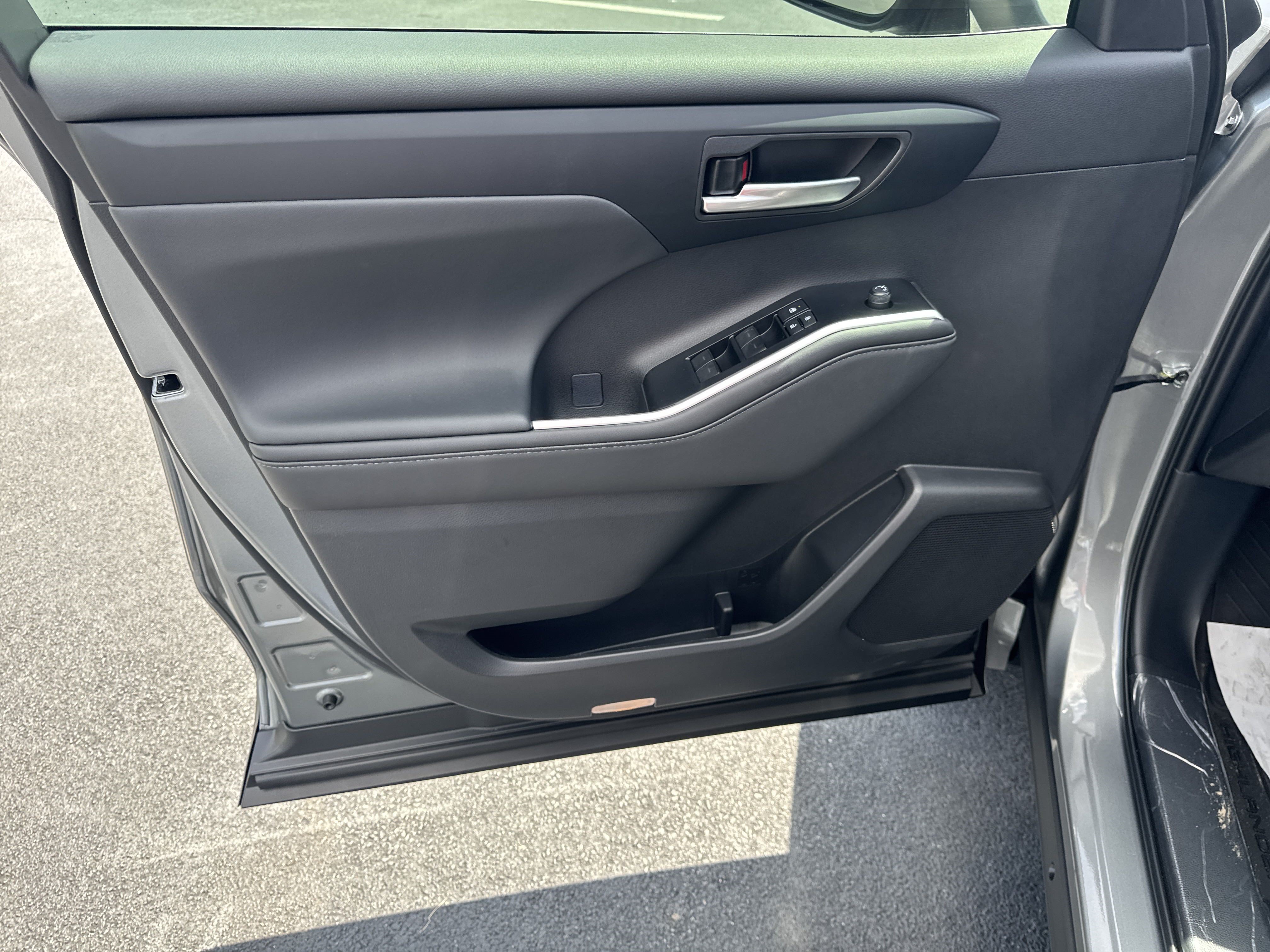 New 2025 Toyota Highlander XLE FWD image 22