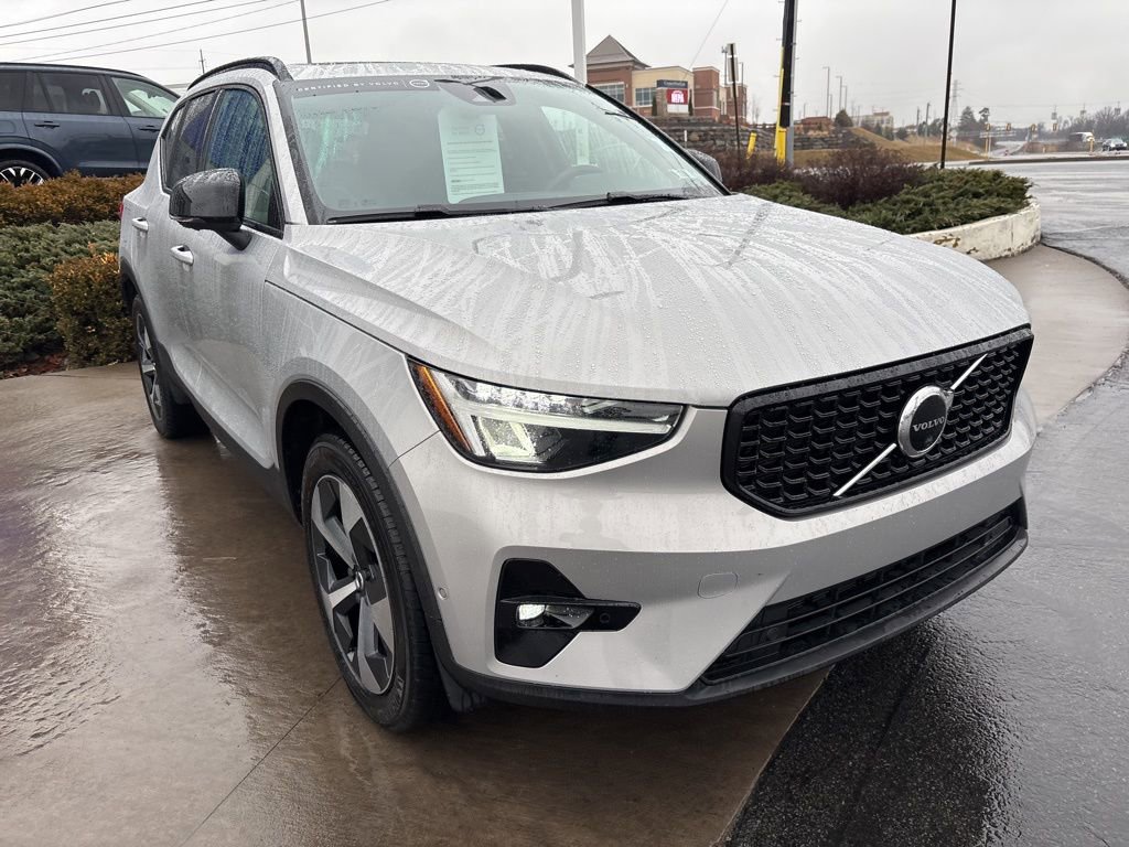 Certified 2023 Volvo XC40 B5 Plus w/ Driver Assist Package image 4