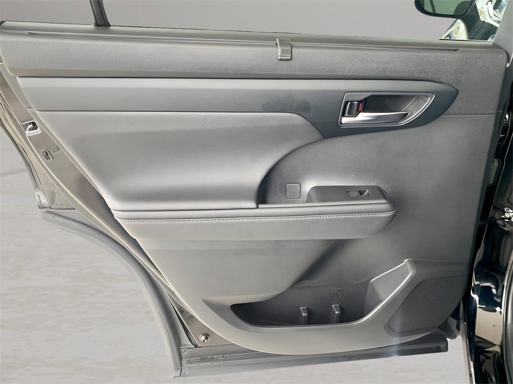 Used 2024 Toyota Highlander XLE image 17