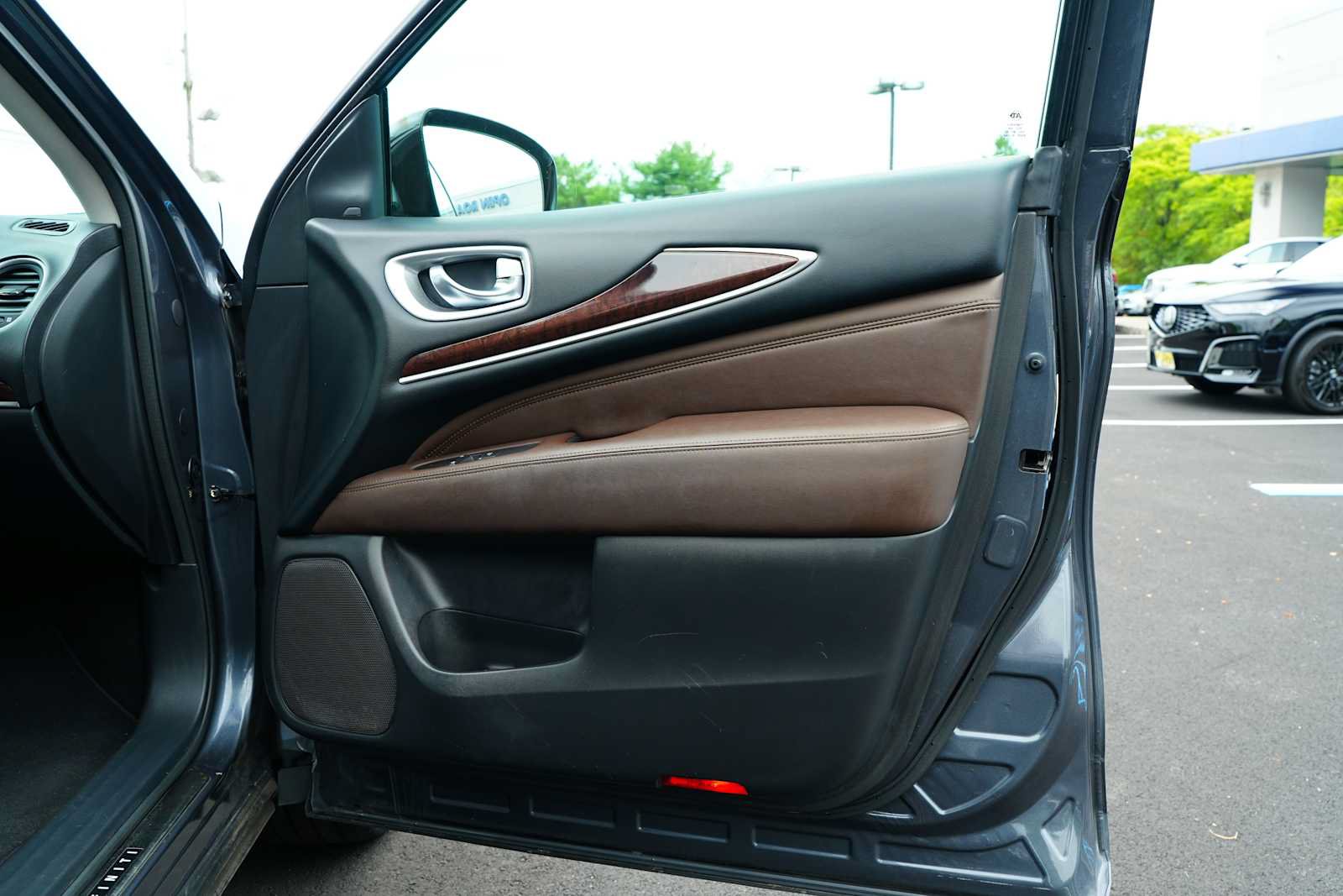 Used 2013 INFINITI JX35 AWD w/ Premium Pkg image 29