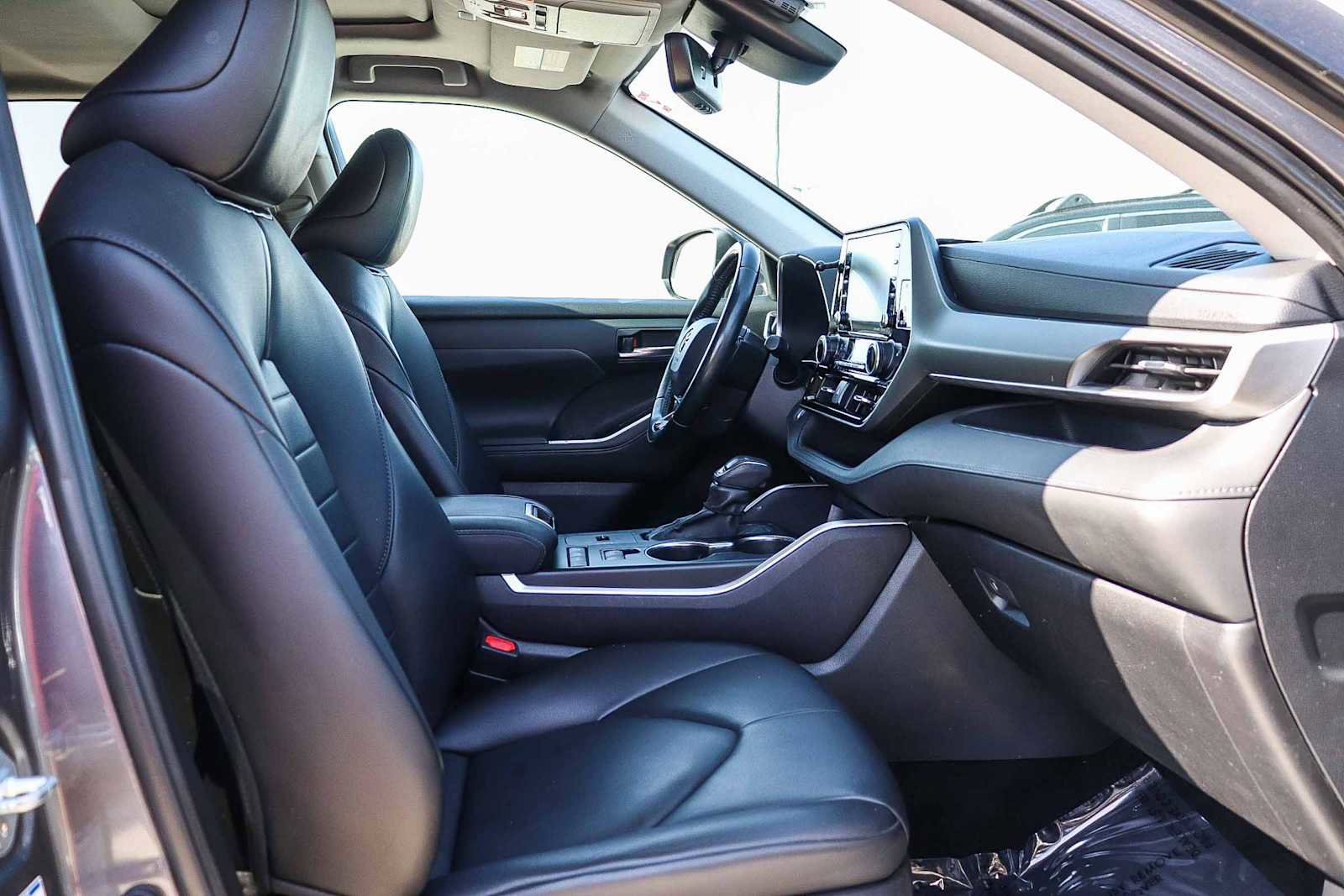 Used 2021 Toyota Highlander XLE image 17