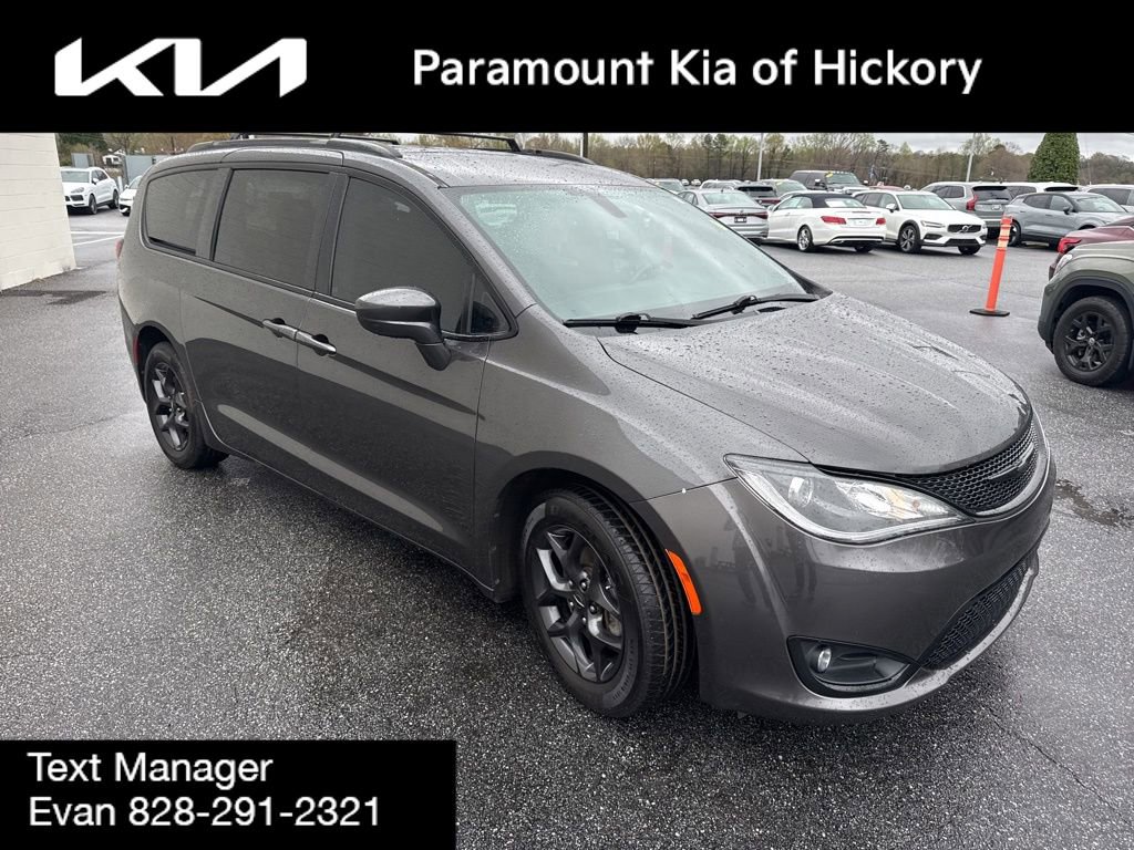 Used 2020 Chrysler Pacifica Touring-L Plus image 3