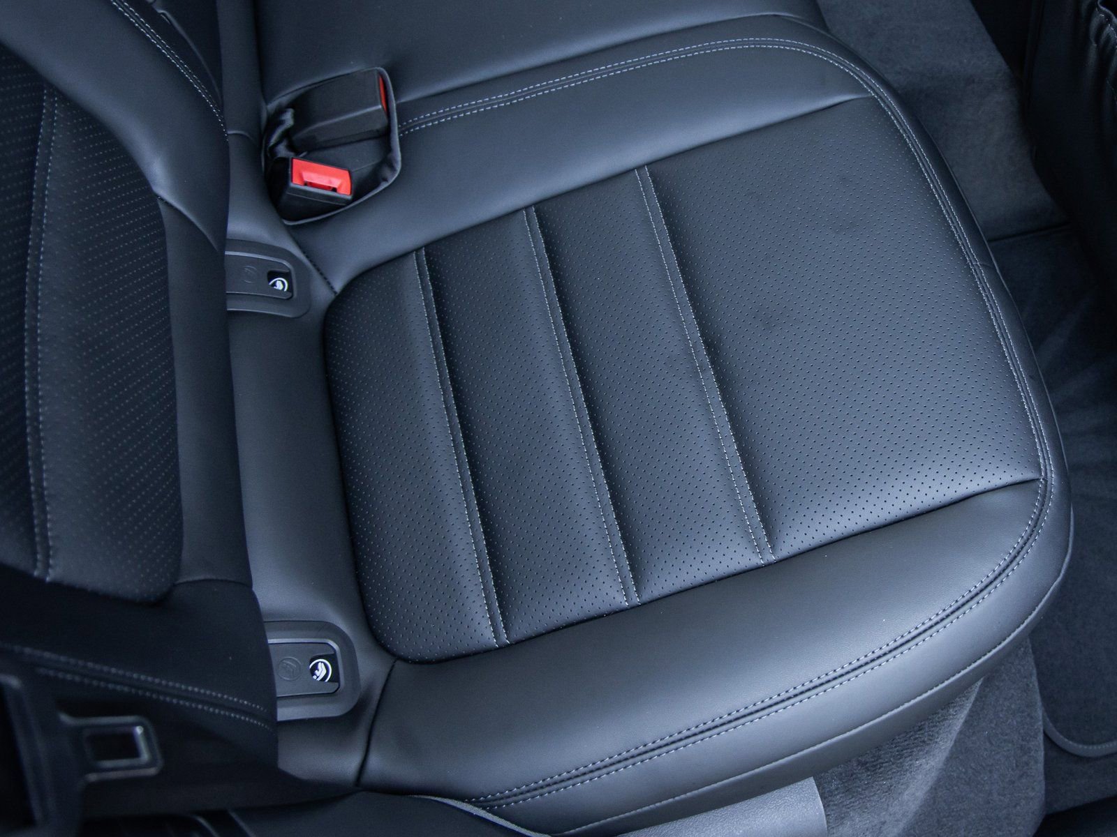 Certified 2026 Porsche Macan image 42