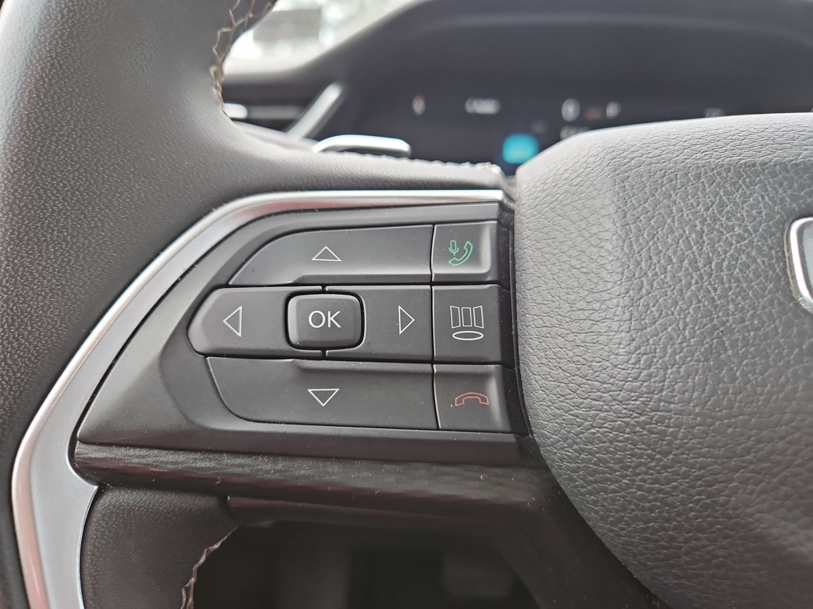 Used 2023 Jeep Grand Cherokee L Laredo RWD image 26