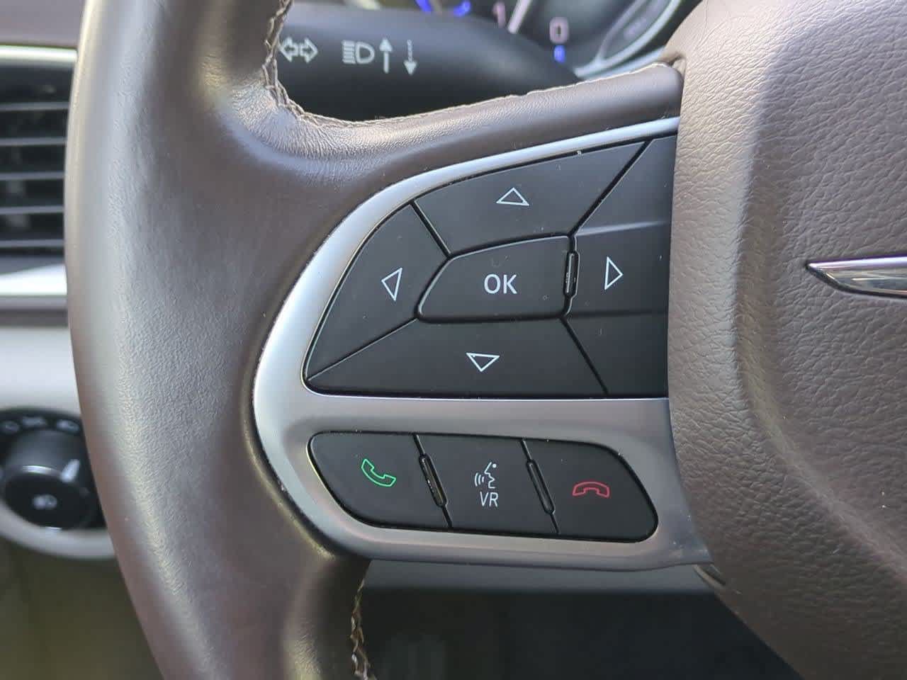 Used 2017 Chrysler Pacifica Touring-L FWD image 22
