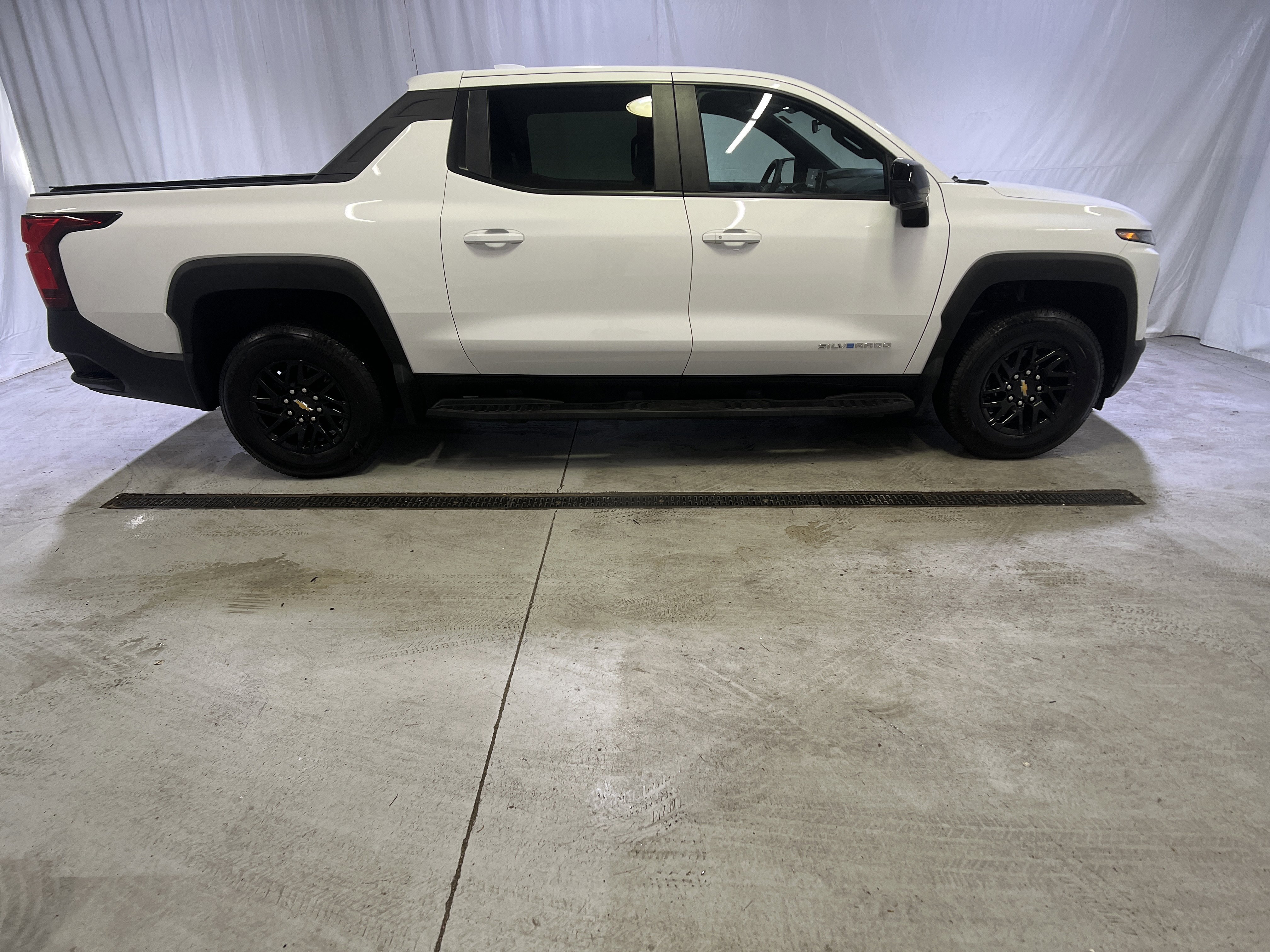Certified 2024 Chevrolet Silverado EV W/T AWD/4WD image 12