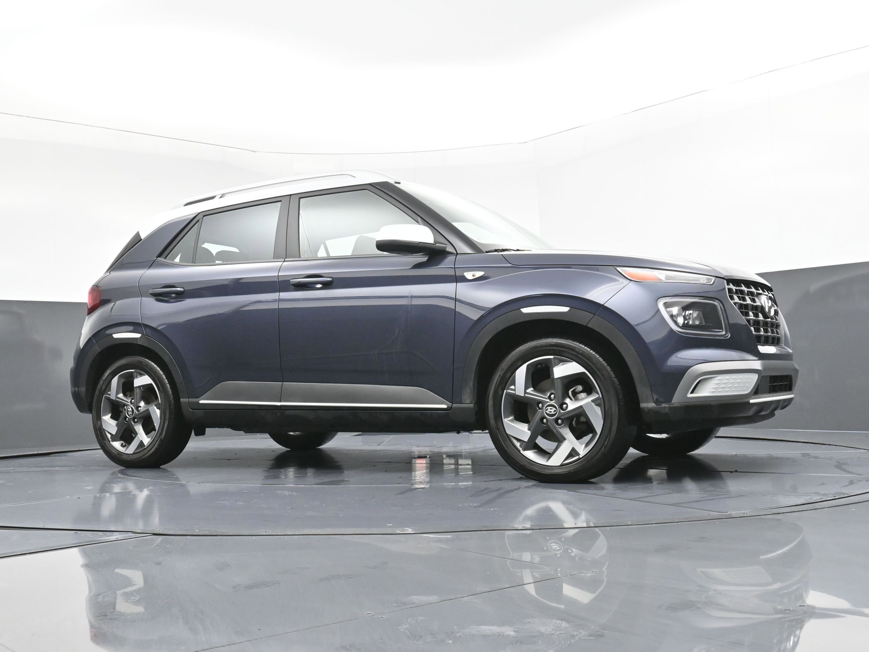 Used 2023 Hyundai Venue Limited w/ Cargo Package image 22