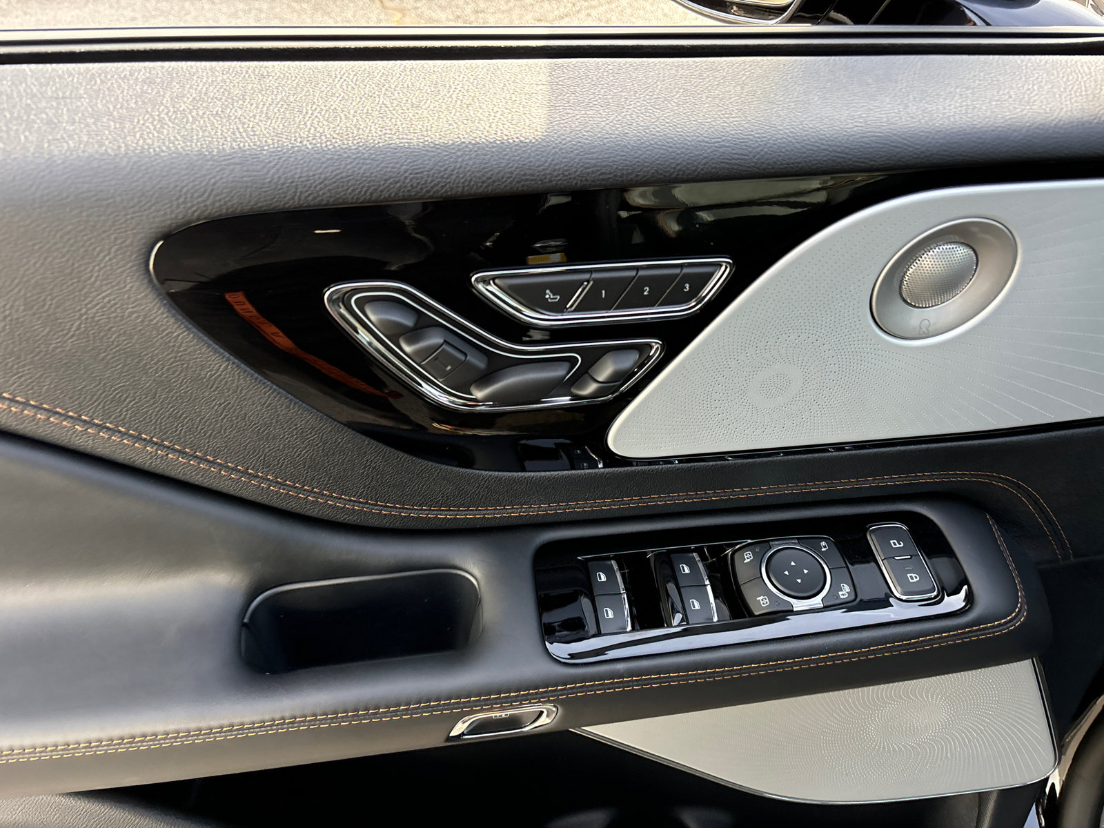 New 2025 Lincoln Aviator Black Label w/ Jet Appearance Package image 12