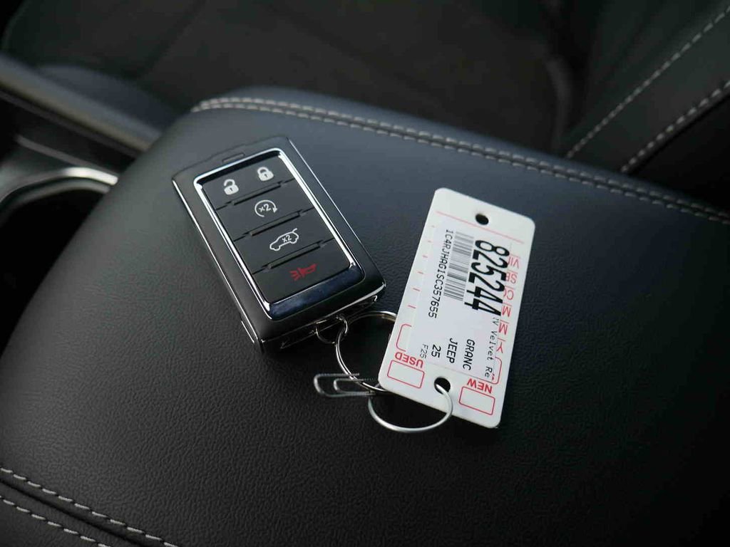 New 2025 Jeep Grand Cherokee Altitude image 30