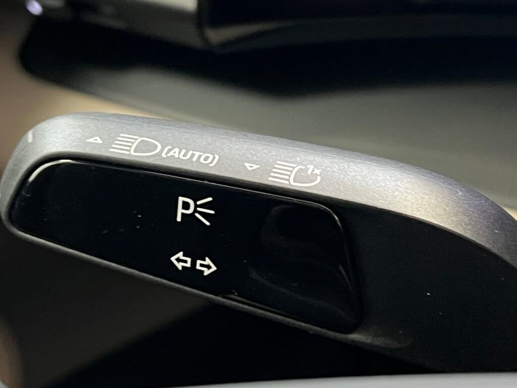 Certified 2025 Porsche Macan Electric image 47