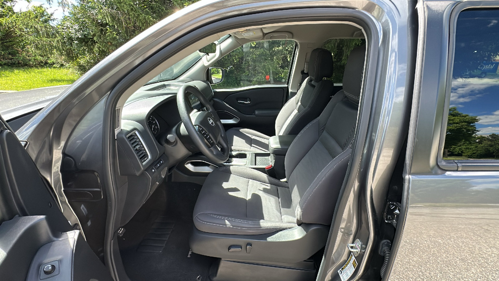 Used 2022 Nissan Frontier SV AWD/4WD image 11