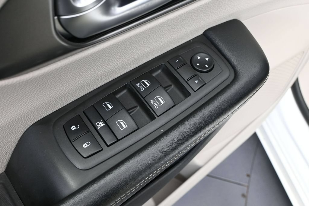 Used 2022 Chrysler Pacifica Touring-L FWD image 20