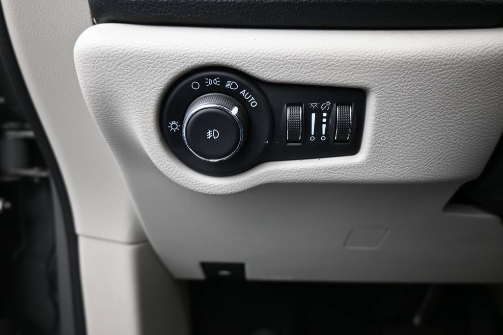 Used 2022 Chrysler Pacifica Touring-L FWD image 32