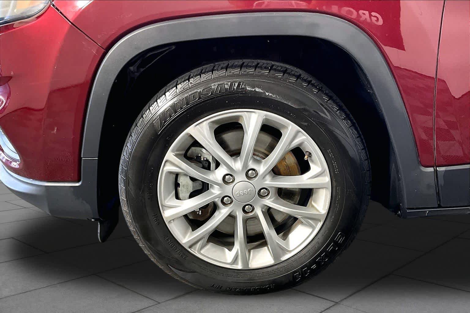 Used 2019 Jeep Cherokee Latitude w/ Popular Appearance Group FWD image 10